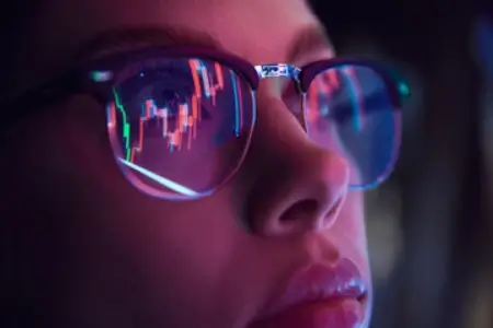 Närbild av kvinna som tittar på datavisualisering